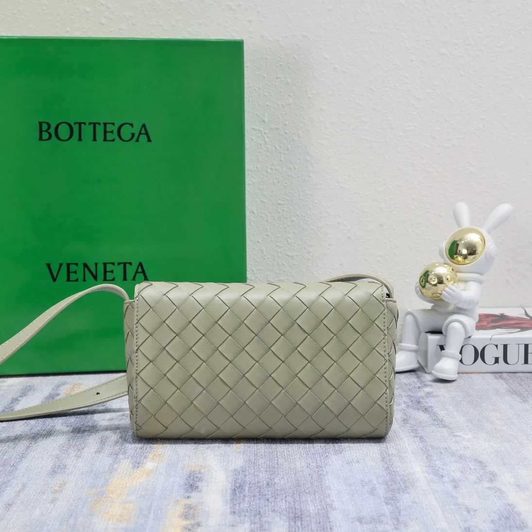 Batch 1420 Bottega Veneta's new style 🆕 mini andiamo bag is so pretty. The dark brown color is very versatile. It is high-end and casual and sexy. Andiamo is not only a commuter bag 🥰 It can be worn crossbody and carried by hand, and it is no problem to match it with evening wear. It can be matched with clothes casually, showing high-end elegance. Style number: 5545 Size: 21.5*13*4.5cm